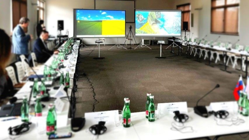 Kongresová sála – U-usporiadanie s LED obrazovkami